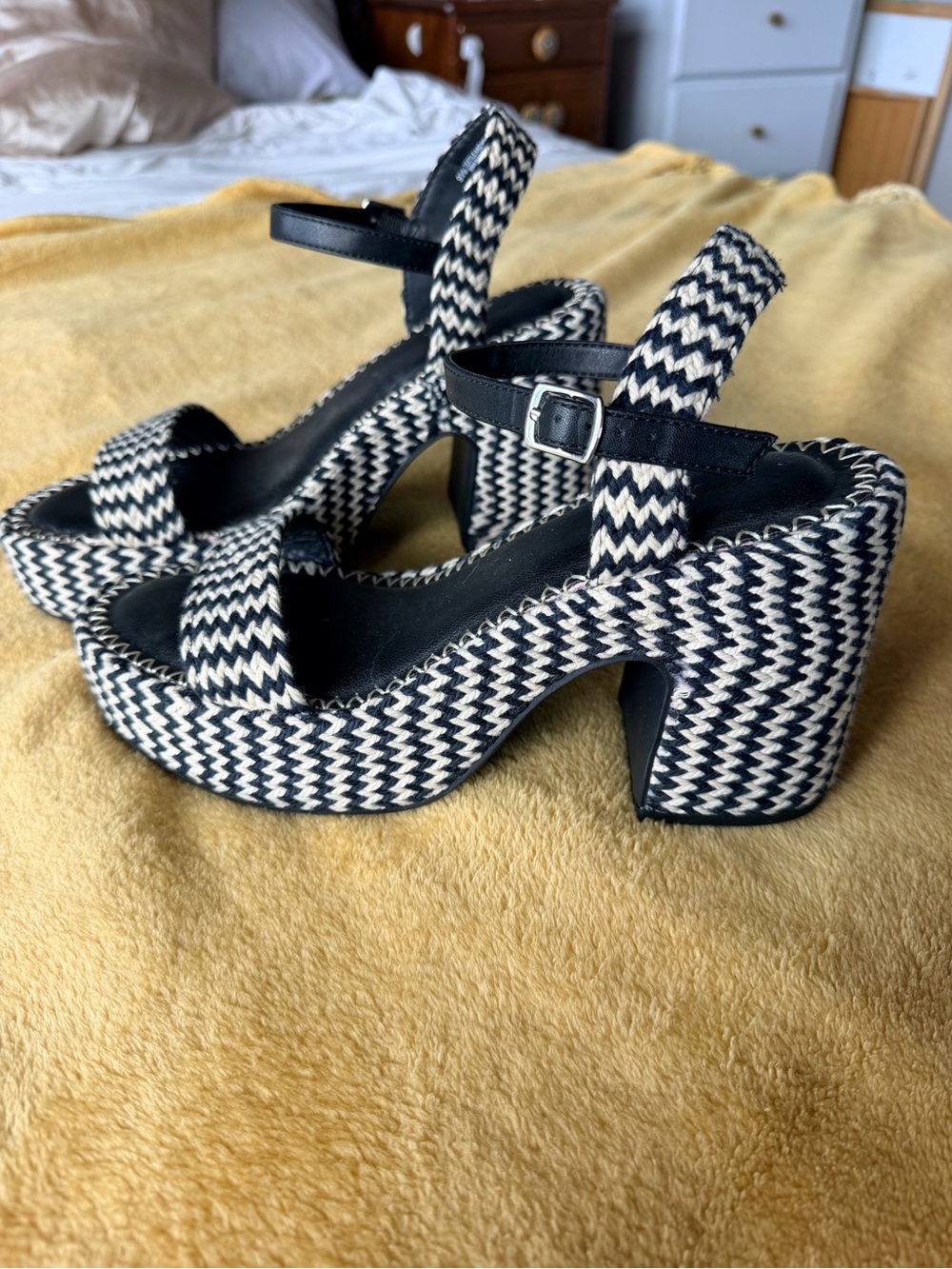 Universal Thread NWOT Black and White Woven Platform Sandals | size 9.5